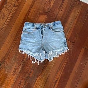 Levi’s jean shorts can fit both size 26 and 27